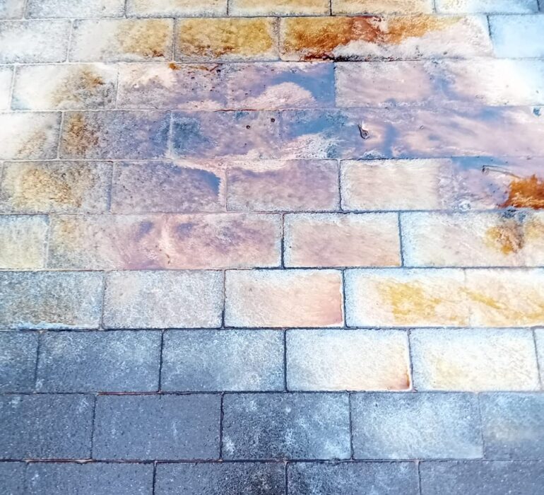 Usuwanie plamy oleju z kostki