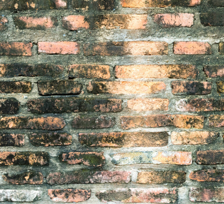 Czyszczenie starej cegły