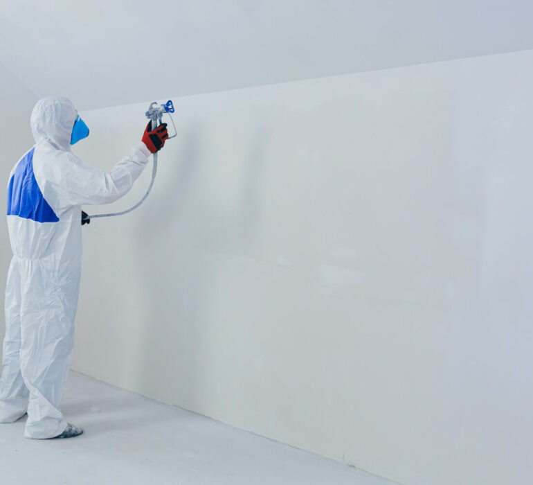 Malowanie natryskowe – wady, zalety i efekty w porównaniu z malowaniem wałkiem