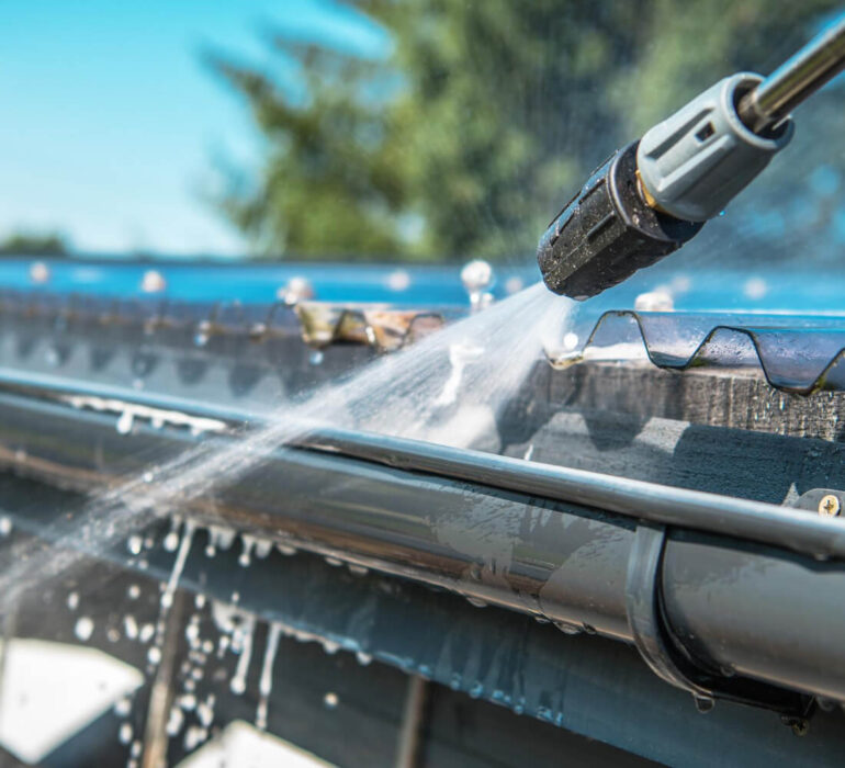 Ile kosztuje mycie dachu i jak skutecznie oczyścić dachówki?