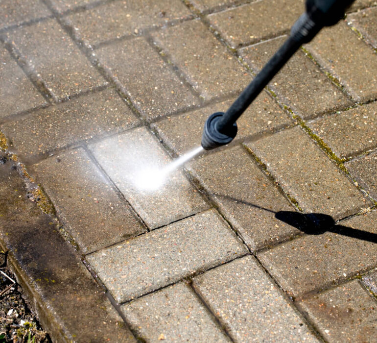 Ile kosztuje mycie kostki brukowej? Cennik usług czyszczenia ciśnieniowego