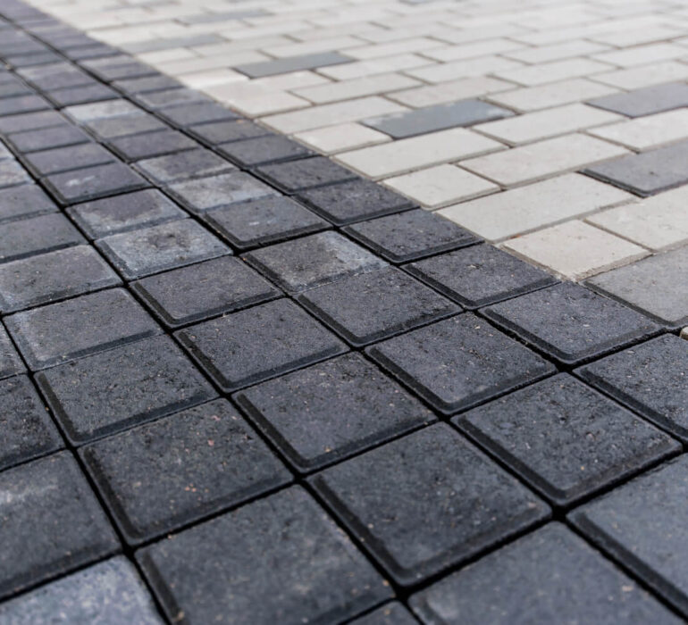 Jak usunąć stare plamy z oleju z kostki brukowej?