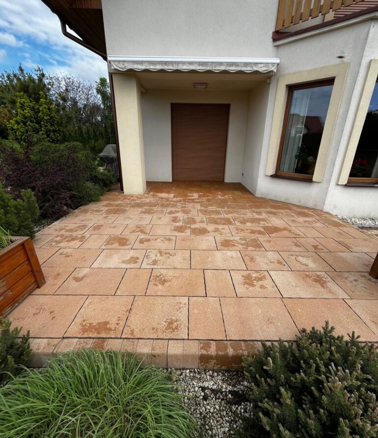 Mycie kostki brukowej i tarasu betonowego Wrocław – efekt po czyszczeniu 240 m2 ciepłą wodą 320 bar